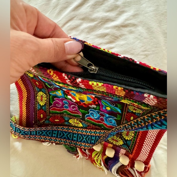 Embroidered Messenger bag - Picture 3 of 4